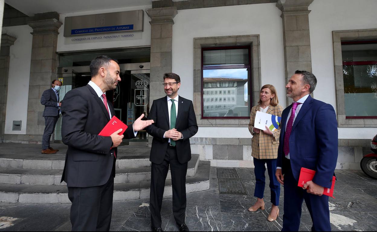 Por la izquierda, Jorge Zabaleta, director de Operaciones Regional de TSOFT Global; Enrique Fernández, consejero de Industria; Eva Pando, directora general del Idepa, y Guillermo Lillo, Country Manager de TSOFT en España.