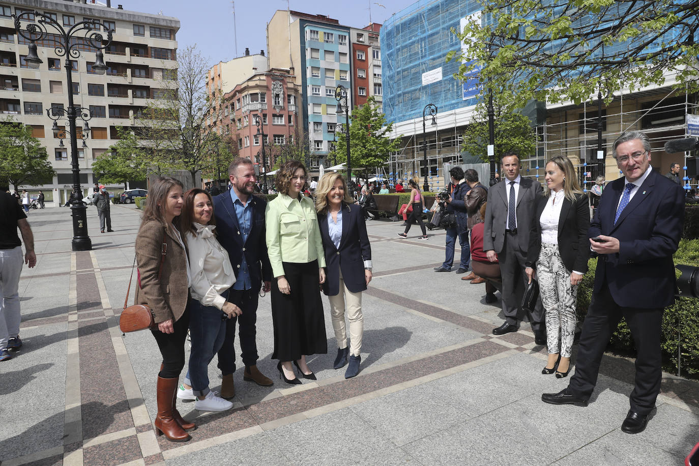 La presidenta de la Comunidad de Madrid visita Gijón para participar en un encuentro con empresarios asturianos y una espicha con afiliados del Partido Popular gijonés. En su primera visita a Asturias desde que es presidenta, Díaz Ayuso estará acompañada por la líder de los populares asturianos, Teresa Mallada. 