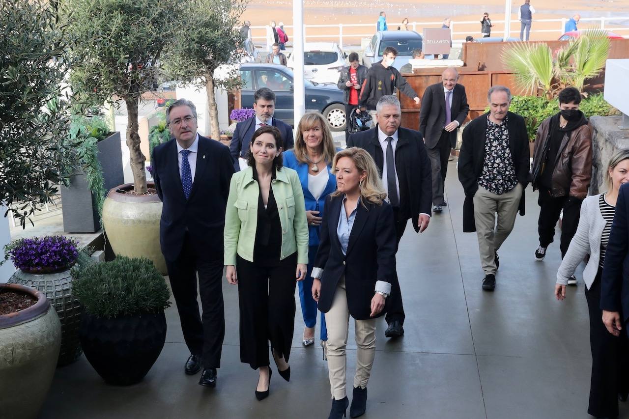 La presidenta de la Comunidad de Madrid visita Gijón para participar en un encuentro con empresarios asturianos y una espicha con afiliados del Partido Popular gijonés. En su primera visita a Asturias desde que es presidenta, Díaz Ayuso estará acompañada por la líder de los populares asturianos, Teresa Mallada. 