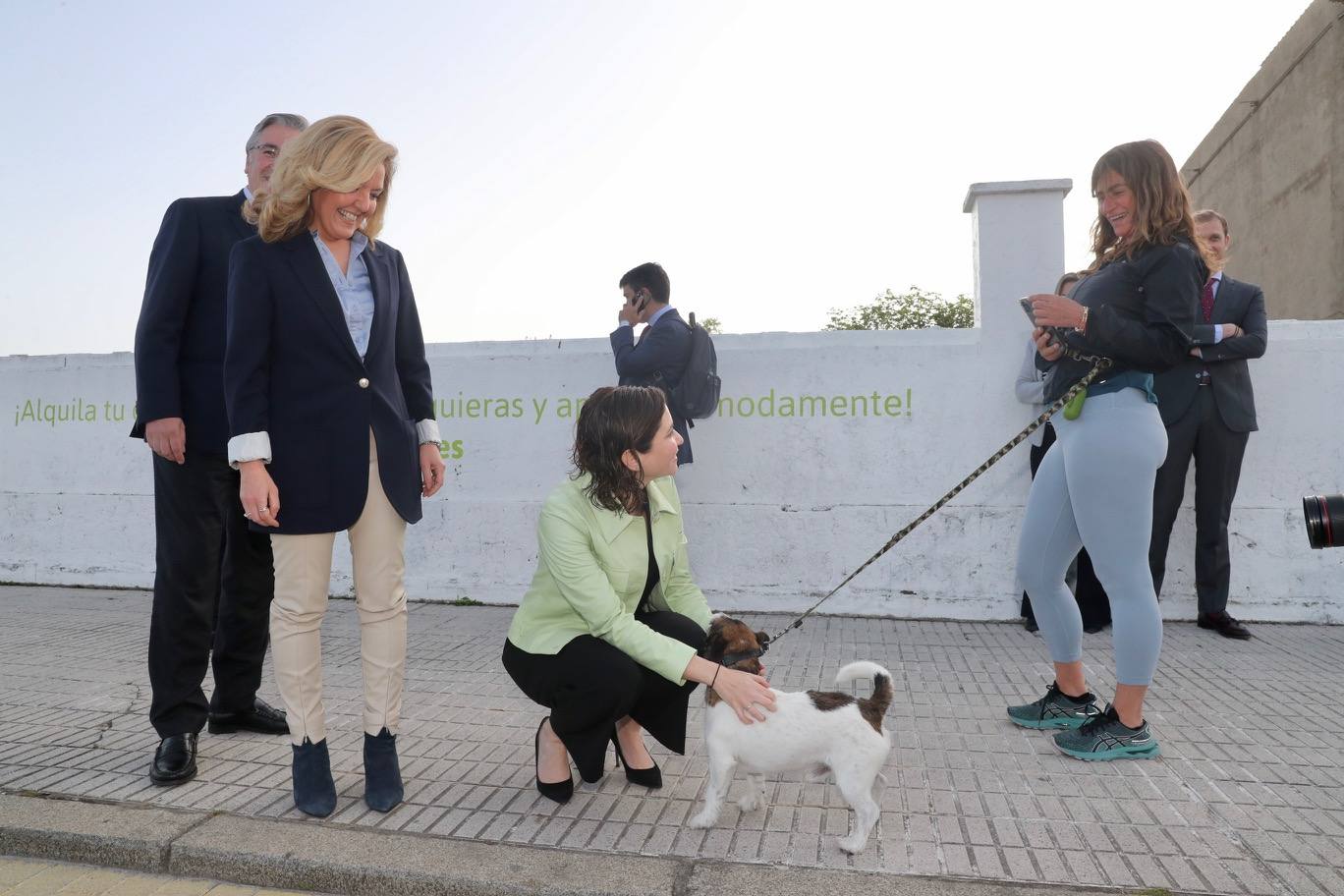 La presidenta de la Comunidad de Madrid visita Gijón para participar en un encuentro con empresarios asturianos y una espicha con afiliados del Partido Popular gijonés. En su primera visita a Asturias desde que es presidenta, Díaz Ayuso estará acompañada por la líder de los populares asturianos, Teresa Mallada. 