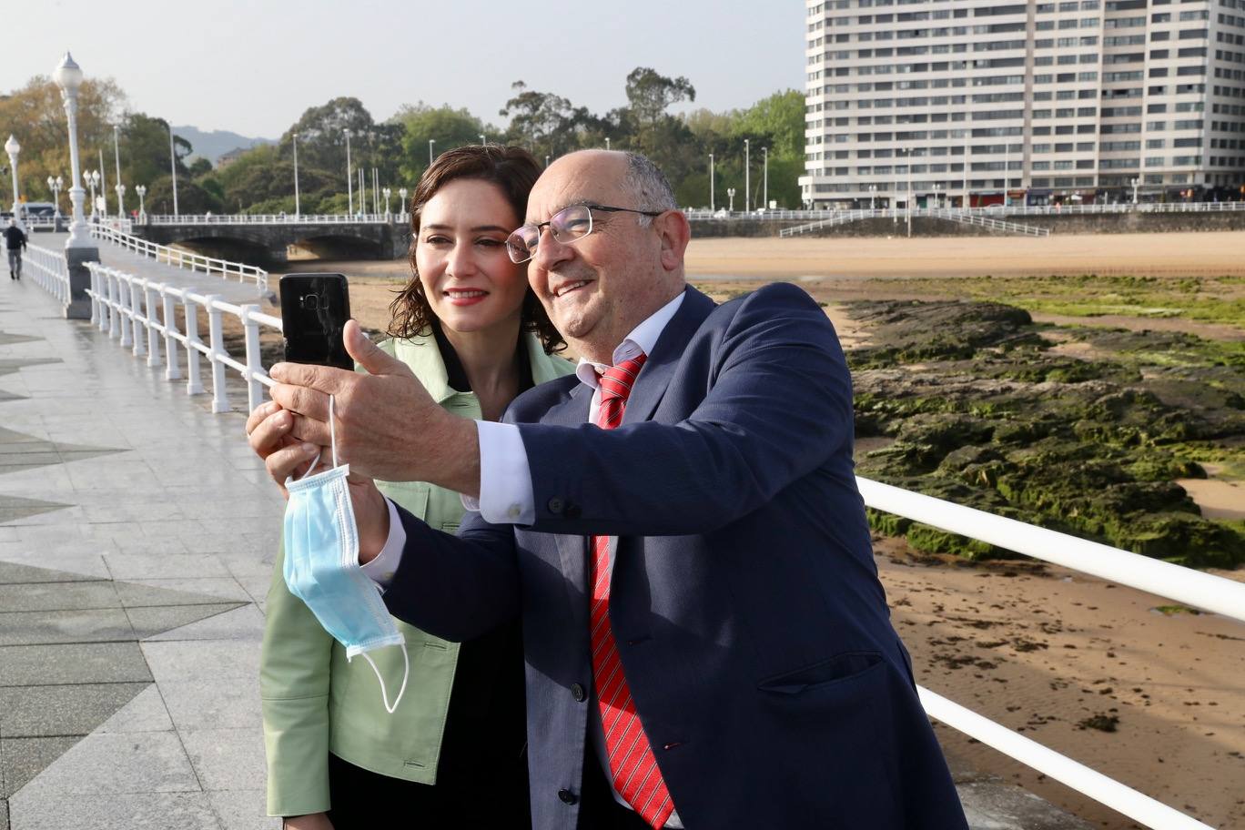 La presidenta de la Comunidad de Madrid visita Gijón para participar en un encuentro con empresarios asturianos y una espicha con afiliados del Partido Popular gijonés. En su primera visita a Asturias desde que es presidenta, Díaz Ayuso estará acompañada por la líder de los populares asturianos, Teresa Mallada. 