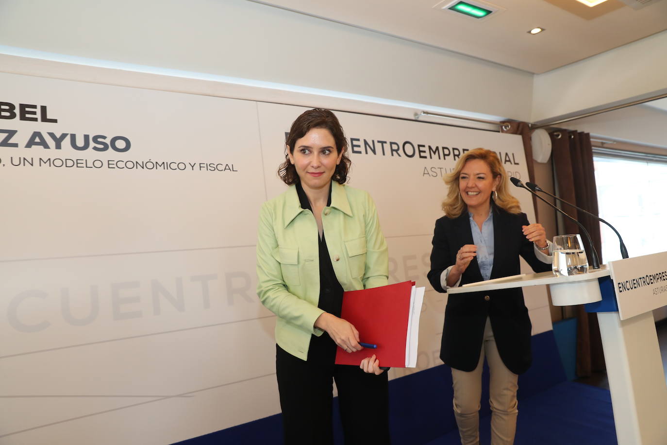 La presidenta de la Comunidad de Madrid visita Gijón para participar en un encuentro con empresarios asturianos y una espicha con afiliados del Partido Popular gijonés. En su primera visita a Asturias desde que es presidenta, Díaz Ayuso estará acompañada por la líder de los populares asturianos, Teresa Mallada. 