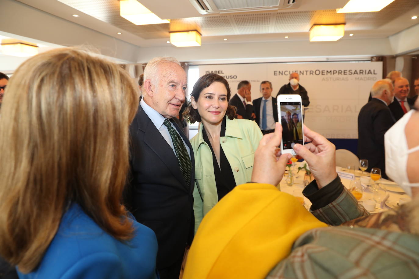 La presidenta de la Comunidad de Madrid visita Gijón para participar en un encuentro con empresarios asturianos y una espicha con afiliados del Partido Popular gijonés. En su primera visita a Asturias desde que es presidenta, Díaz Ayuso estará acompañada por la líder de los populares asturianos, Teresa Mallada. 