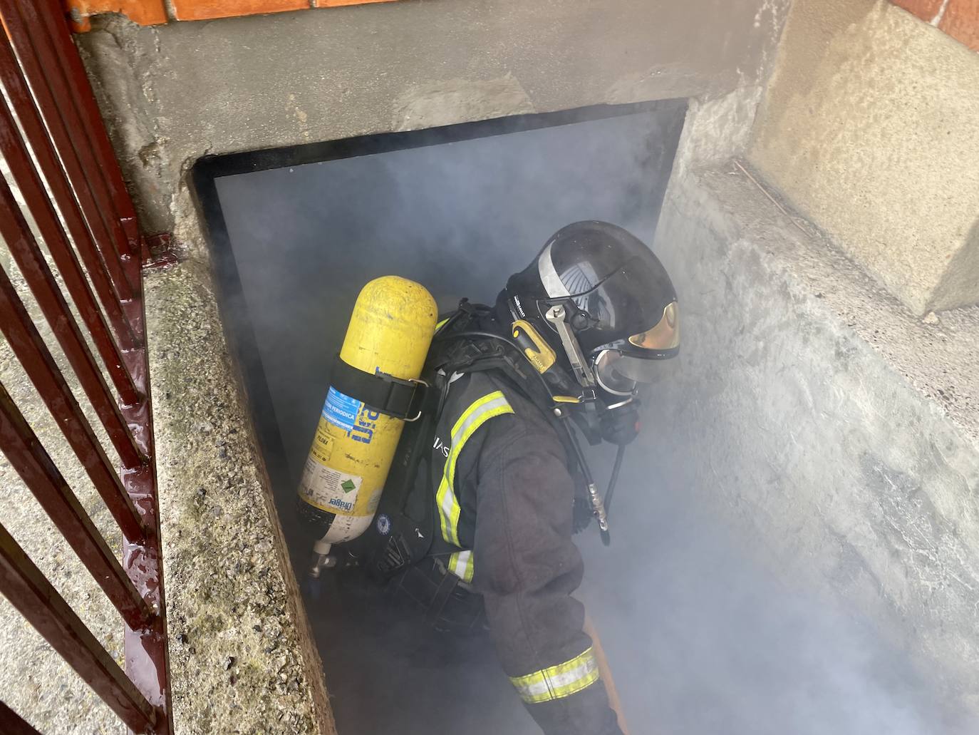 El alumnado del Colegio Público de Educación Infantil y Primaria 'L'Ablanu' de Infiesto realizó hoy un simulacro de evacuación dentro de las jornadas de autoprotección escolar con Bomberos de Asturias, Proteccion Civil, Guardia Civil, Policía Nacional y Policía Local de Infiesto. Se trata de una práctica que cada año se celebra en un centro escolar de Asturias y que la pandemia hizo que no se pudiera llevar a cabo en los dos últimos años. 