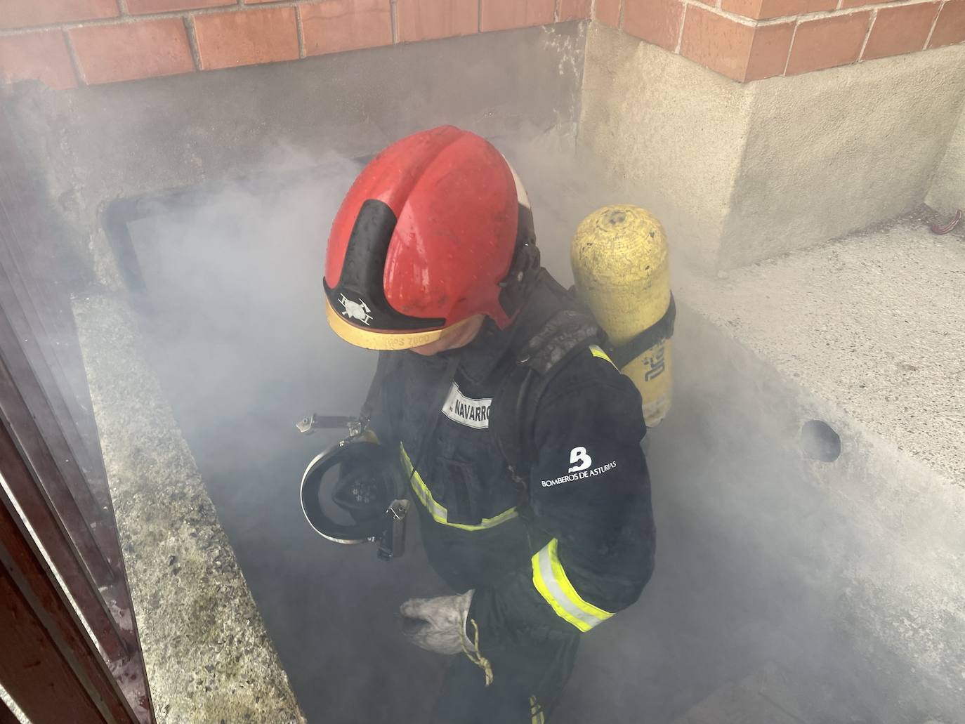 El alumnado del Colegio Público de Educación Infantil y Primaria 'L'Ablanu' de Infiesto realizó hoy un simulacro de evacuación dentro de las jornadas de autoprotección escolar con Bomberos de Asturias, Proteccion Civil, Guardia Civil, Policía Nacional y Policía Local de Infiesto. Se trata de una práctica que cada año se celebra en un centro escolar de Asturias y que la pandemia hizo que no se pudiera llevar a cabo en los dos últimos años. 