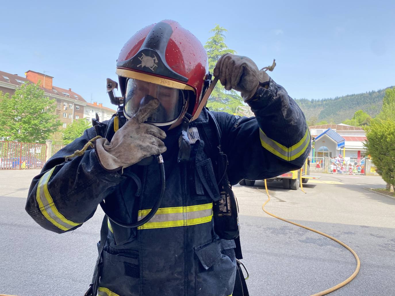 El alumnado del Colegio Público de Educación Infantil y Primaria 'L'Ablanu' de Infiesto realizó hoy un simulacro de evacuación dentro de las jornadas de autoprotección escolar con Bomberos de Asturias, Proteccion Civil, Guardia Civil, Policía Nacional y Policía Local de Infiesto. Se trata de una práctica que cada año se celebra en un centro escolar de Asturias y que la pandemia hizo que no se pudiera llevar a cabo en los dos últimos años. 