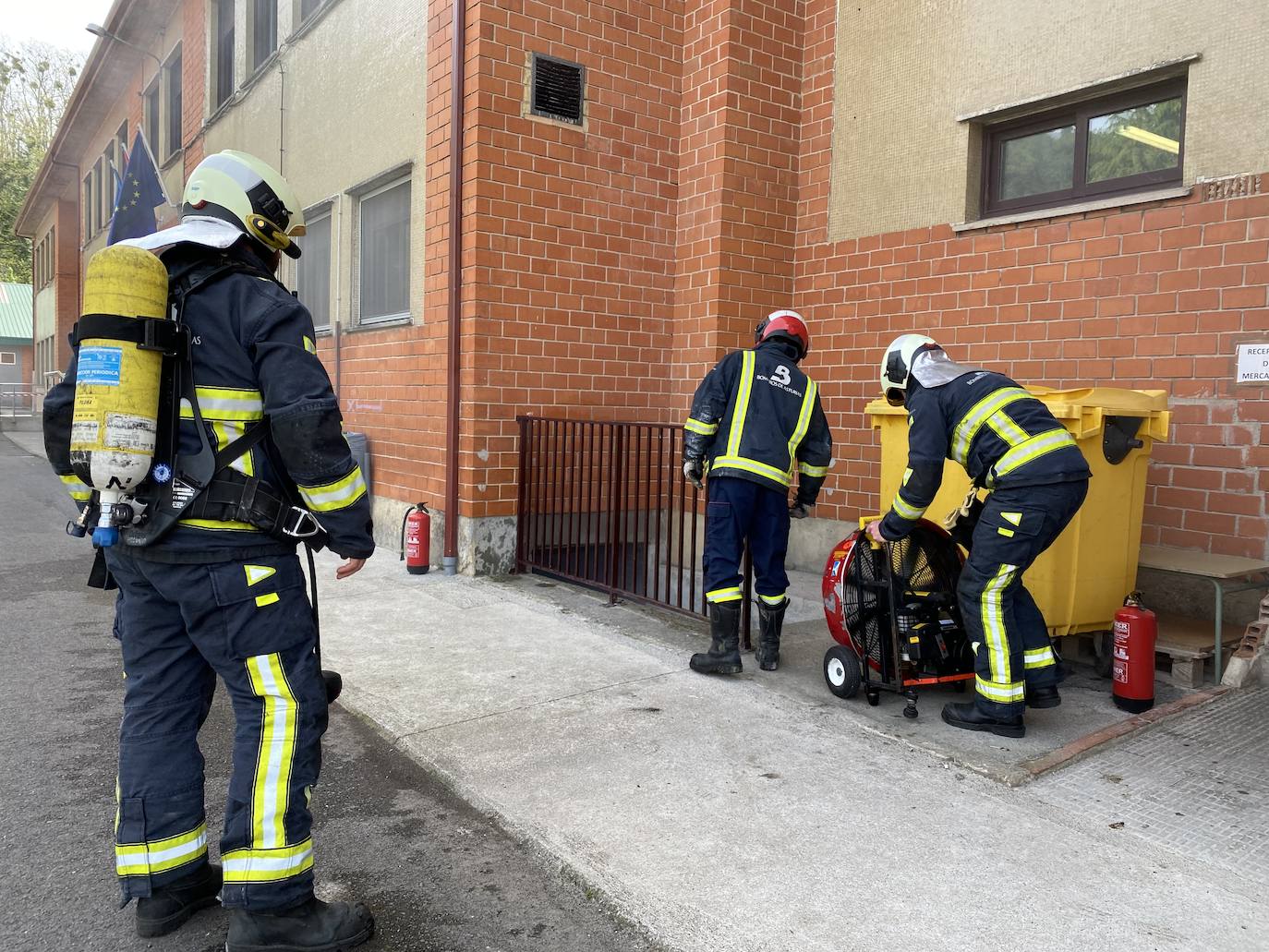 El alumnado del Colegio Público de Educación Infantil y Primaria 'L'Ablanu' de Infiesto realizó hoy un simulacro de evacuación dentro de las jornadas de autoprotección escolar con Bomberos de Asturias, Proteccion Civil, Guardia Civil, Policía Nacional y Policía Local de Infiesto. Se trata de una práctica que cada año se celebra en un centro escolar de Asturias y que la pandemia hizo que no se pudiera llevar a cabo en los dos últimos años. 