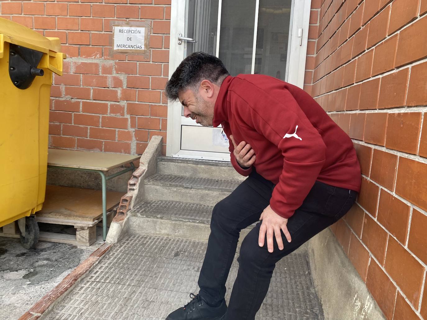 El alumnado del Colegio Público de Educación Infantil y Primaria 'L'Ablanu' de Infiesto realizó hoy un simulacro de evacuación dentro de las jornadas de autoprotección escolar con Bomberos de Asturias, Proteccion Civil, Guardia Civil, Policía Nacional y Policía Local de Infiesto. Se trata de una práctica que cada año se celebra en un centro escolar de Asturias y que la pandemia hizo que no se pudiera llevar a cabo en los dos últimos años. 