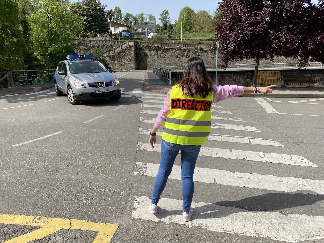 El alumnado del Colegio Público de Educación Infantil y Primaria 'L'Ablanu' de Infiesto realizó hoy un simulacro de evacuación dentro de las jornadas de autoprotección escolar con Bomberos de Asturias, Proteccion Civil, Guardia Civil, Policía Nacional y Policía Local de Infiesto. Se trata de una práctica que cada año se celebra en un centro escolar de Asturias y que la pandemia hizo que no se pudiera llevar a cabo en los dos últimos años. 