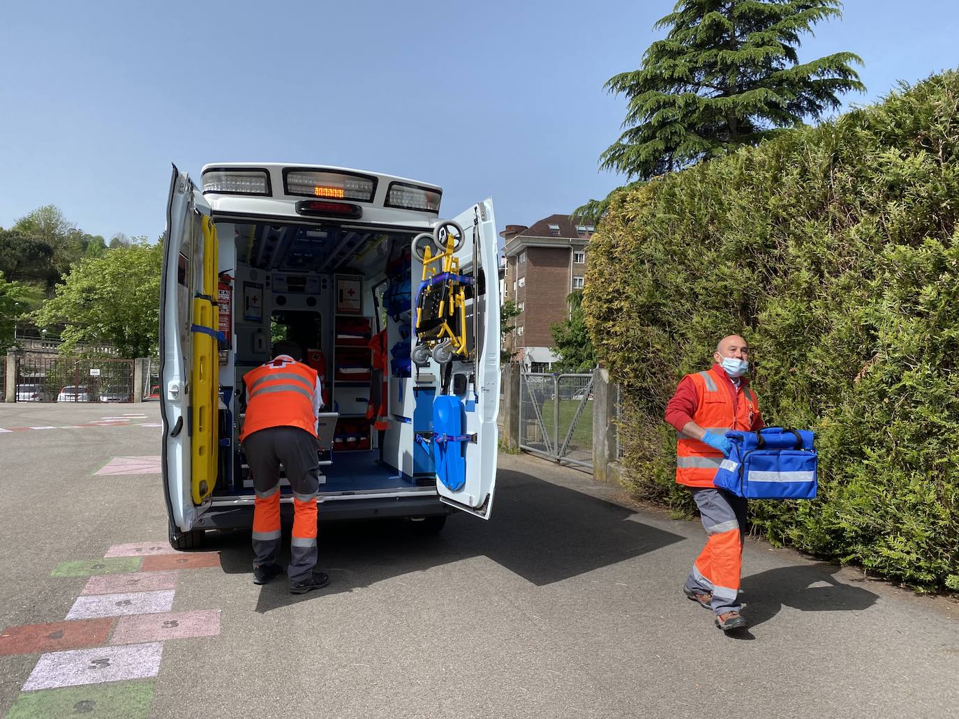 El alumnado del Colegio Público de Educación Infantil y Primaria 'L'Ablanu' de Infiesto realizó hoy un simulacro de evacuación dentro de las jornadas de autoprotección escolar con Bomberos de Asturias, Proteccion Civil, Guardia Civil, Policía Nacional y Policía Local de Infiesto. Se trata de una práctica que cada año se celebra en un centro escolar de Asturias y que la pandemia hizo que no se pudiera llevar a cabo en los dos últimos años. 