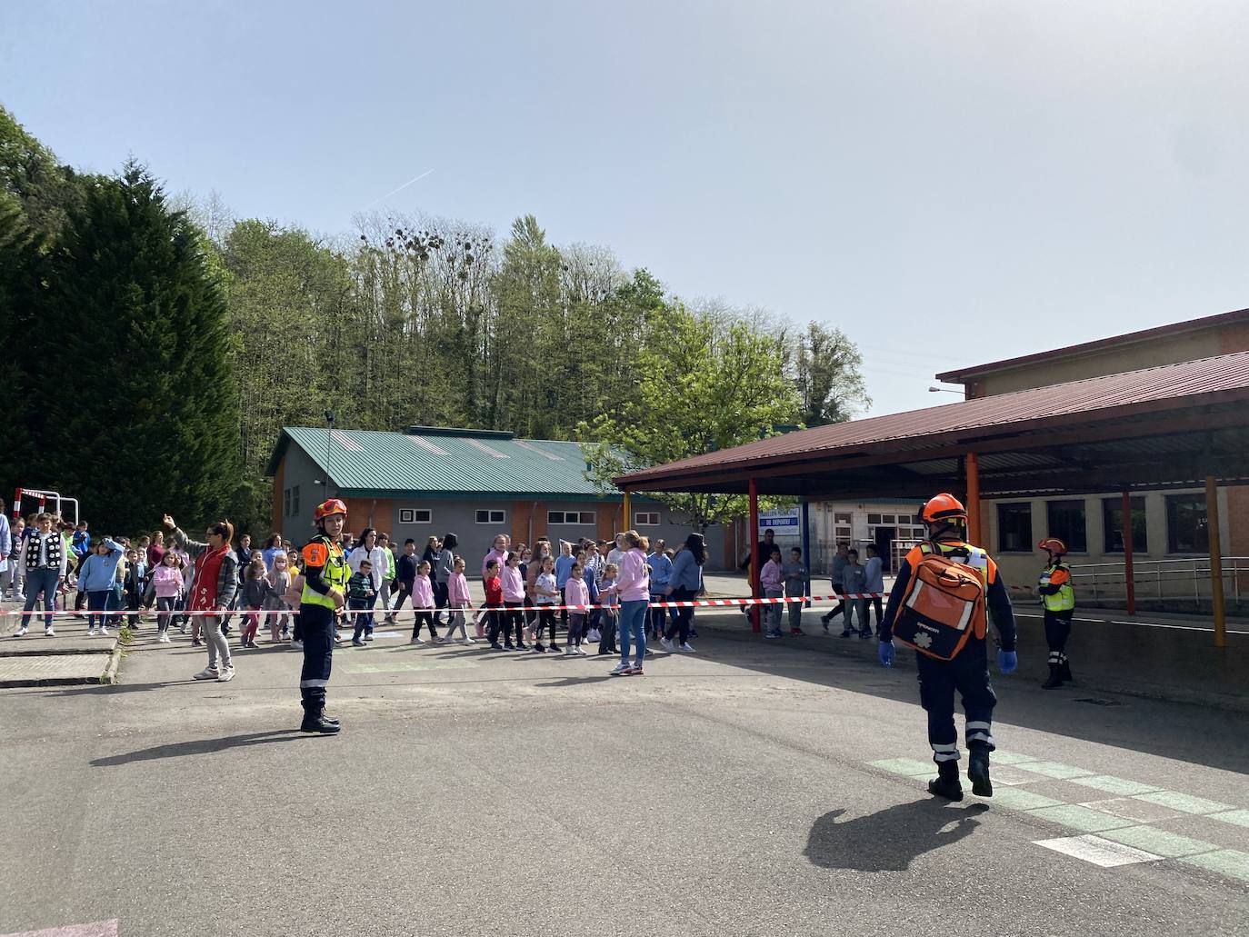 El alumnado del Colegio Público de Educación Infantil y Primaria 'L'Ablanu' de Infiesto realizó hoy un simulacro de evacuación dentro de las jornadas de autoprotección escolar con Bomberos de Asturias, Proteccion Civil, Guardia Civil, Policía Nacional y Policía Local de Infiesto. Se trata de una práctica que cada año se celebra en un centro escolar de Asturias y que la pandemia hizo que no se pudiera llevar a cabo en los dos últimos años. 