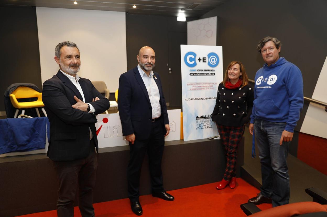Luis Díaz, gerente de Gijón Impulsa; Santos Tejón, concejal de Promoción Económica y Empleo; Monse Fernández Antuña, jefa del departamento de Promoción de Gijón Impulsa, y Kike Riesgo, director técnico del programa Clinic Joven Emprenda. 