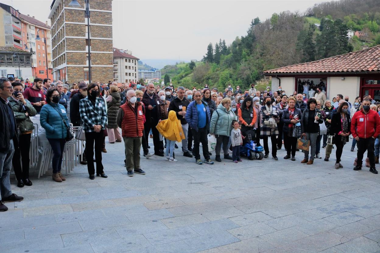 Participantes en la concentración que tuvo lugar en la tarde de ayer en Cangas del Narcea. 
