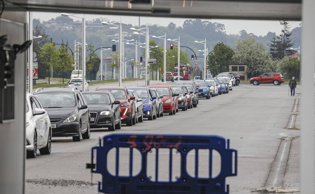 Coches haciendo cola ante el autocovid de Marina Civil para la realización de pruebas PCR, el pasado 26 de abril 