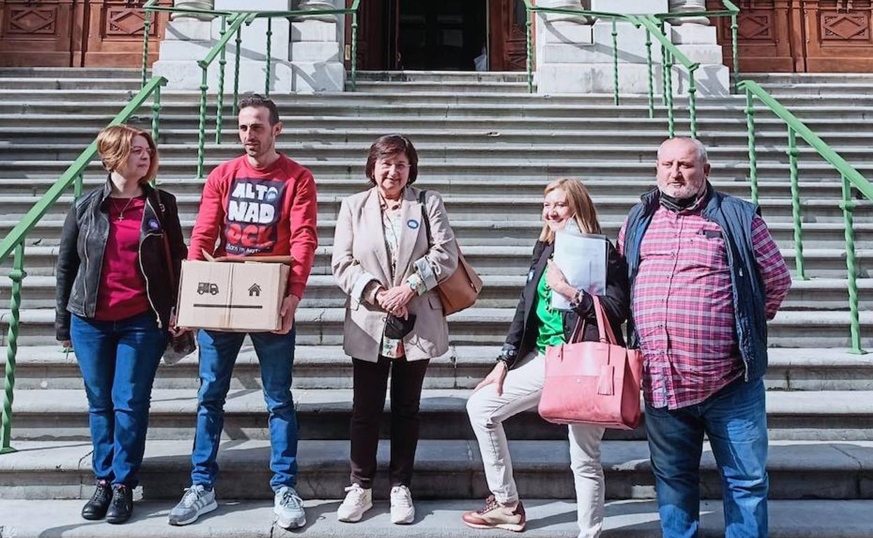 Miembros de la plataforma El Suroccidente también es Asturias, en la entrada de la Junta General para realizar la entrega de firmas 