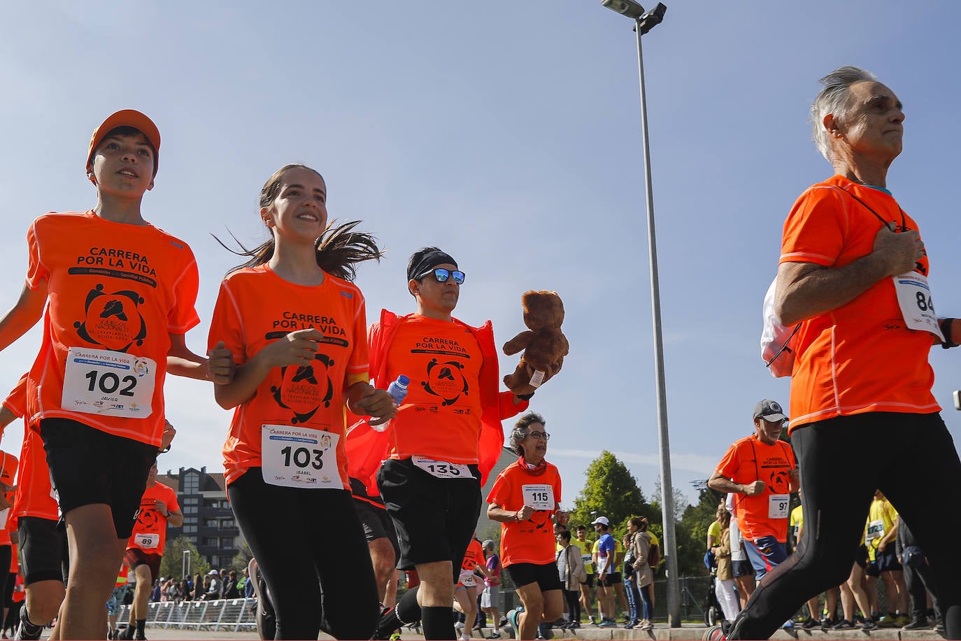 Sin sorpresas. Houssame Eddine y Cristina Silva cumplen con su papel de favoritos en la MBA Media Maratón de Gijón 'Villa de Jovellanos'. Se cumplía una hora, seis minutos y 25 segundos cuando el joven extremeño paralizaba el crono. Habría que esperar diez segundos para que el asturiano Alejandro Onís entrase en segunda posición. Corriendo prácticamente en soledad durante toda la prueba, Silva fue la primera en cruzar la meta al cumplir la hora, 19 minutos y 26 segundos de carrera. Dolores Marco entraba casi un minuto después. Noelia Menéndez completa el podio tras un final agónico en el que Itziar Méndez se queda a las puertas.