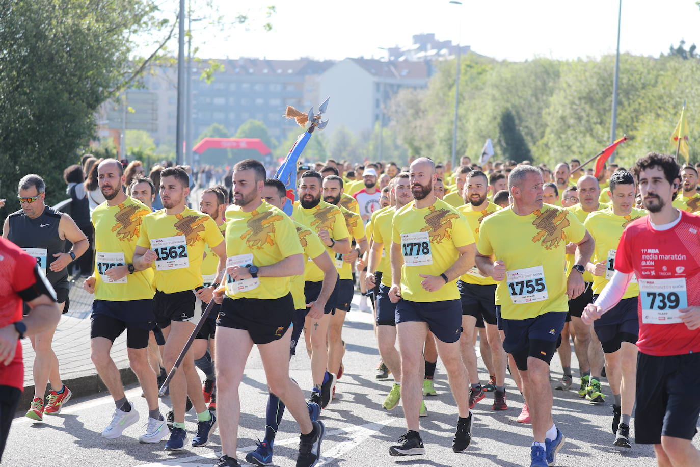 Sin sorpresas. Houssame Eddine y Cristina Silva cumplen con su papel de favoritos en la MBA Media Maratón de Gijón 'Villa de Jovellanos'. Se cumplía una hora, seis minutos y 25 segundos cuando el joven extremeño paralizaba el crono. Habría que esperar diez segundos para que el asturiano Alejandro Onís entrase en segunda posición. Corriendo prácticamente en soledad durante toda la prueba, Silva fue la primera en cruzar la meta al cumplir la hora, 19 minutos y 26 segundos de carrera. Dolores Marco entraba casi un minuto después. Noelia Menéndez completa el podio tras un final agónico en el que Itziar Méndez se queda a las puertas.