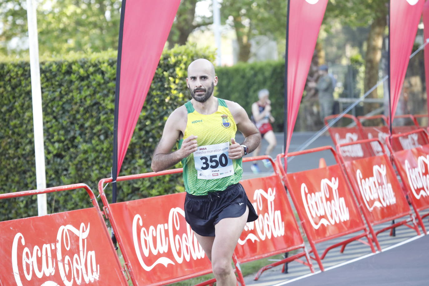 Sin sorpresas. Houssame Eddine y Cristina Silva cumplen con su papel de favoritos en la MBA Media Maratón de Gijón 'Villa de Jovellanos'. Se cumplía una hora, seis minutos y 25 segundos cuando el joven extremeño paralizaba el crono. Habría que esperar diez segundos para que el asturiano Alejandro Onís entrase en segunda posición. Corriendo prácticamente en soledad durante toda la prueba, Silva fue la primera en cruzar la meta al cumplir la hora, 19 minutos y 26 segundos de carrera. Dolores Marco entraba casi un minuto después. Noelia Menéndez completa el podio tras un final agónico en el que Itziar Méndez se queda a las puertas.