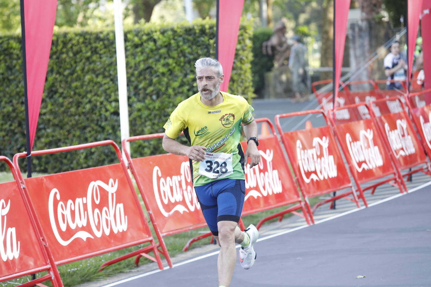 Sin sorpresas. Houssame Eddine y Cristina Silva cumplen con su papel de favoritos en la MBA Media Maratón de Gijón 'Villa de Jovellanos'. Se cumplía una hora, seis minutos y 25 segundos cuando el joven extremeño paralizaba el crono. Habría que esperar diez segundos para que el asturiano Alejandro Onís entrase en segunda posición. Corriendo prácticamente en soledad durante toda la prueba, Silva fue la primera en cruzar la meta al cumplir la hora, 19 minutos y 26 segundos de carrera. Dolores Marco entraba casi un minuto después. Noelia Menéndez completa el podio tras un final agónico en el que Itziar Méndez se queda a las puertas.