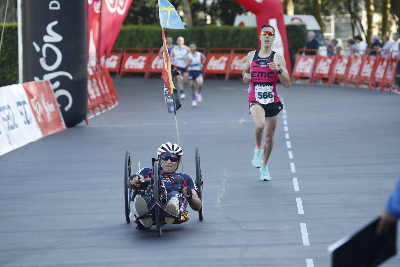 Sin sorpresas. Houssame Eddine y Cristina Silva cumplen con su papel de favoritos en la MBA Media Maratón de Gijón 'Villa de Jovellanos'. Se cumplía una hora, seis minutos y 25 segundos cuando el joven extremeño paralizaba el crono. Habría que esperar diez segundos para que el asturiano Alejandro Onís entrase en segunda posición. Corriendo prácticamente en soledad durante toda la prueba, Silva fue la primera en cruzar la meta al cumplir la hora, 19 minutos y 26 segundos de carrera. Dolores Marco entraba casi un minuto después. Noelia Menéndez completa el podio tras un final agónico en el que Itziar Méndez se queda a las puertas.