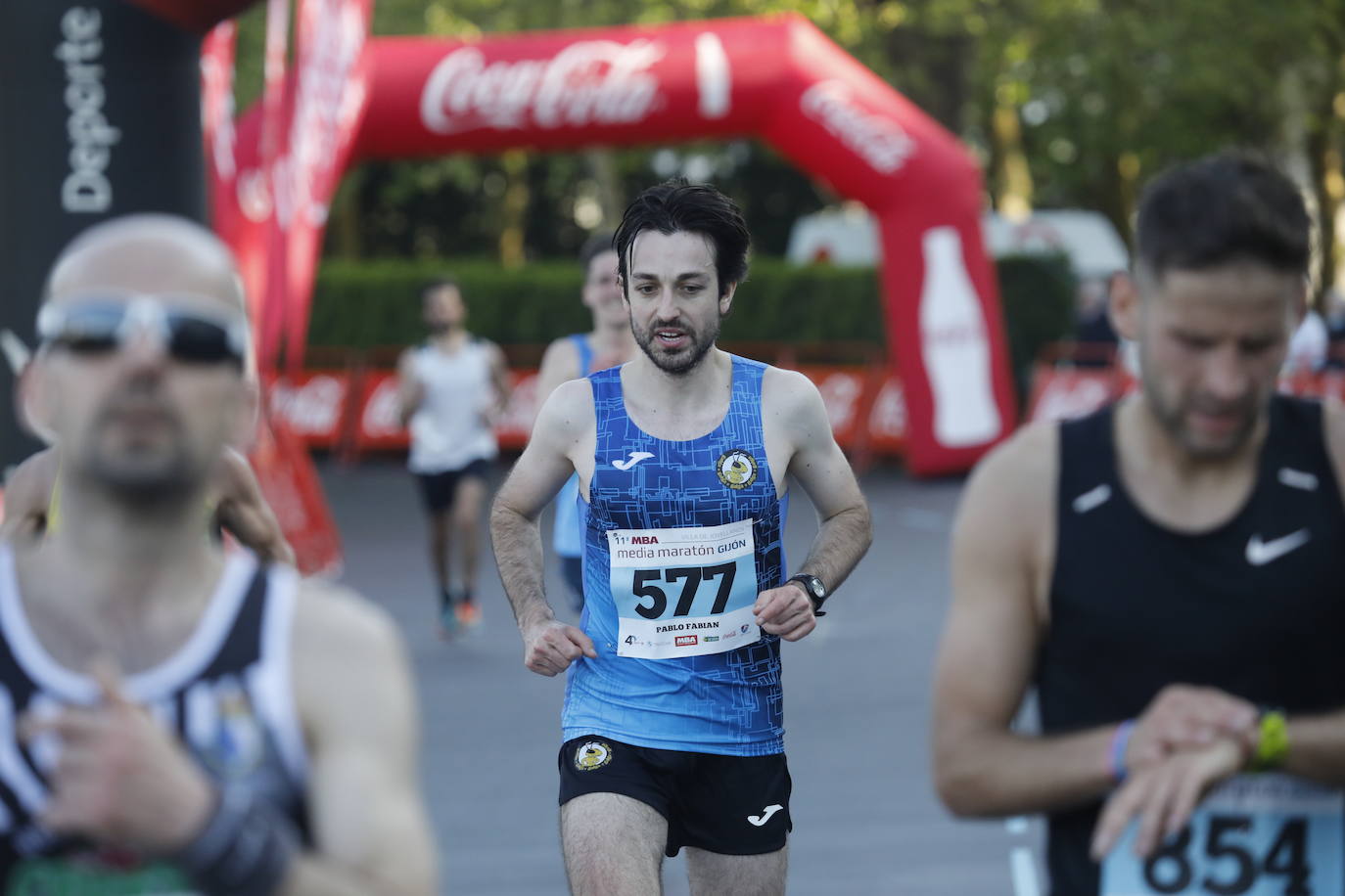 Sin sorpresas. Houssame Eddine y Cristina Silva cumplen con su papel de favoritos en la MBA Media Maratón de Gijón 'Villa de Jovellanos'. Se cumplía una hora, seis minutos y 25 segundos cuando el joven extremeño paralizaba el crono. Habría que esperar diez segundos para que el asturiano Alejandro Onís entrase en segunda posición. Corriendo prácticamente en soledad durante toda la prueba, Silva fue la primera en cruzar la meta al cumplir la hora, 19 minutos y 26 segundos de carrera. Dolores Marco entraba casi un minuto después. Noelia Menéndez completa el podio tras un final agónico en el que Itziar Méndez se queda a las puertas.