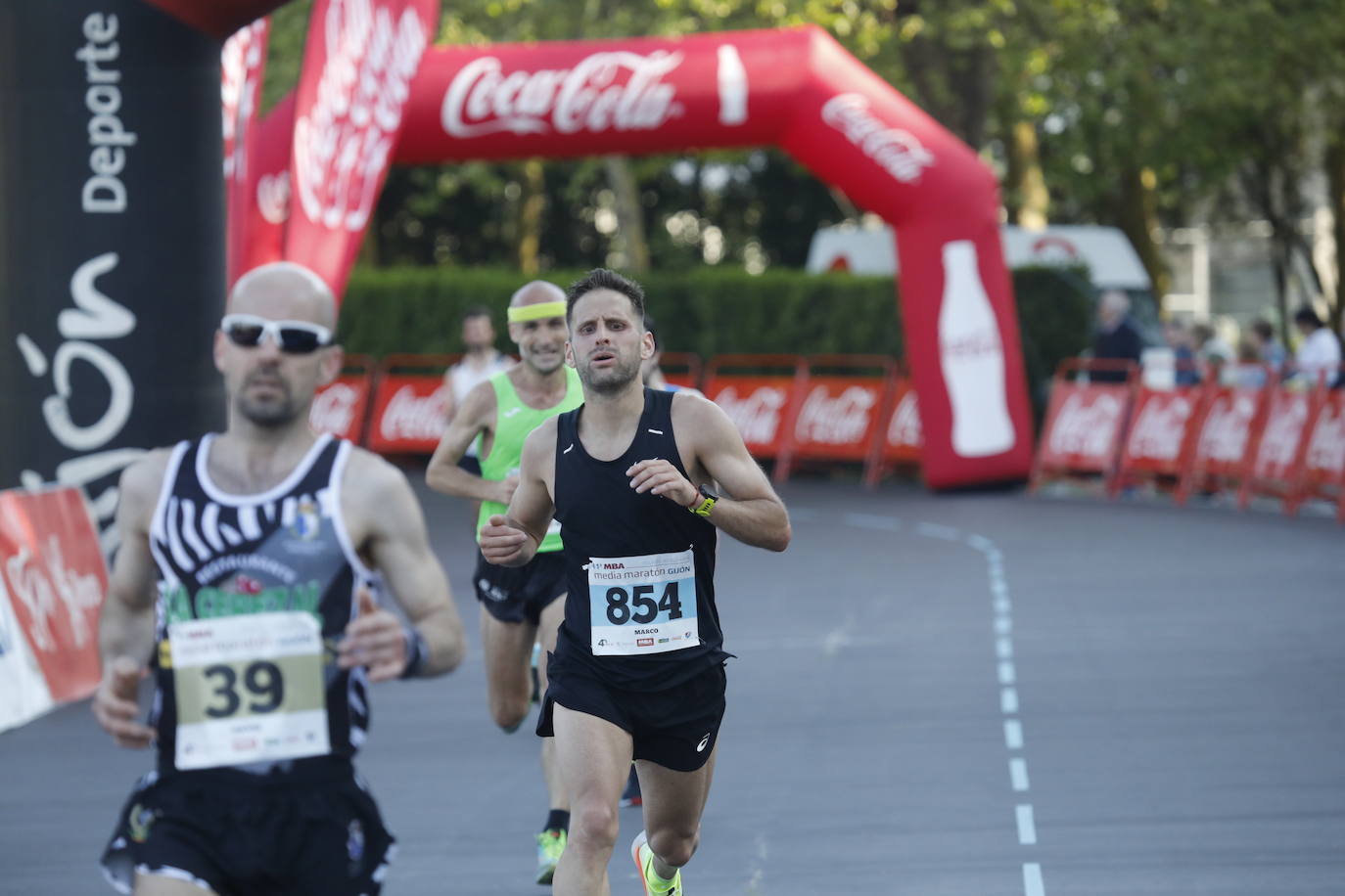 Sin sorpresas. Houssame Eddine y Cristina Silva cumplen con su papel de favoritos en la MBA Media Maratón de Gijón 'Villa de Jovellanos'. Se cumplía una hora, seis minutos y 25 segundos cuando el joven extremeño paralizaba el crono. Habría que esperar diez segundos para que el asturiano Alejandro Onís entrase en segunda posición. Corriendo prácticamente en soledad durante toda la prueba, Silva fue la primera en cruzar la meta al cumplir la hora, 19 minutos y 26 segundos de carrera. Dolores Marco entraba casi un minuto después. Noelia Menéndez completa el podio tras un final agónico en el que Itziar Méndez se queda a las puertas.