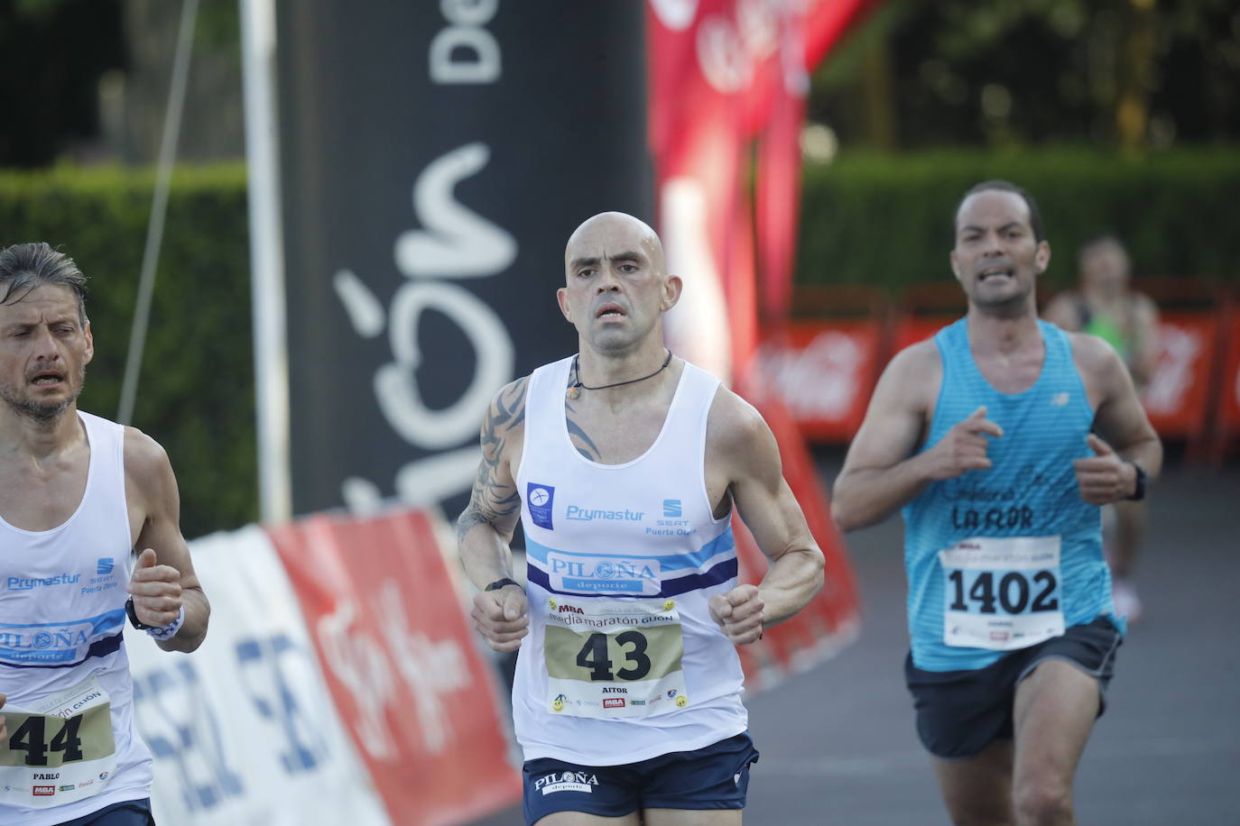 Sin sorpresas. Houssame Eddine y Cristina Silva cumplen con su papel de favoritos en la MBA Media Maratón de Gijón 'Villa de Jovellanos'. Se cumplía una hora, seis minutos y 25 segundos cuando el joven extremeño paralizaba el crono. Habría que esperar diez segundos para que el asturiano Alejandro Onís entrase en segunda posición. Corriendo prácticamente en soledad durante toda la prueba, Silva fue la primera en cruzar la meta al cumplir la hora, 19 minutos y 26 segundos de carrera. Dolores Marco entraba casi un minuto después. Noelia Menéndez completa el podio tras un final agónico en el que Itziar Méndez se queda a las puertas.