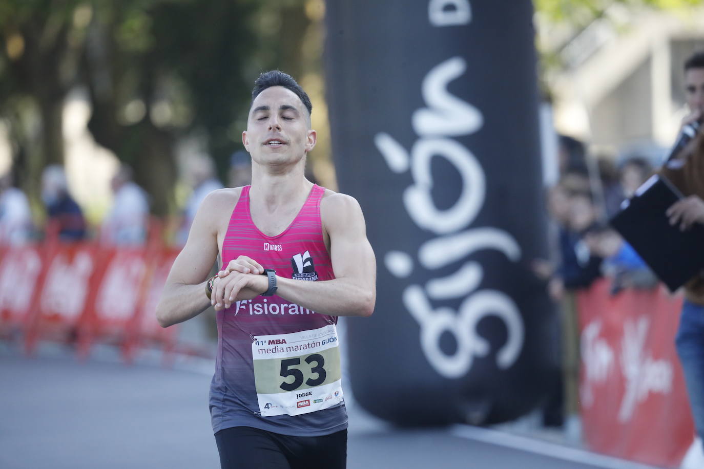 Sin sorpresas. Houssame Eddine y Cristina Silva cumplen con su papel de favoritos en la MBA Media Maratón de Gijón 'Villa de Jovellanos'. Se cumplía una hora, seis minutos y 25 segundos cuando el joven extremeño paralizaba el crono. Habría que esperar diez segundos para que el asturiano Alejandro Onís entrase en segunda posición. Corriendo prácticamente en soledad durante toda la prueba, Silva fue la primera en cruzar la meta al cumplir la hora, 19 minutos y 26 segundos de carrera. Dolores Marco entraba casi un minuto después. Noelia Menéndez completa el podio tras un final agónico en el que Itziar Méndez se queda a las puertas.