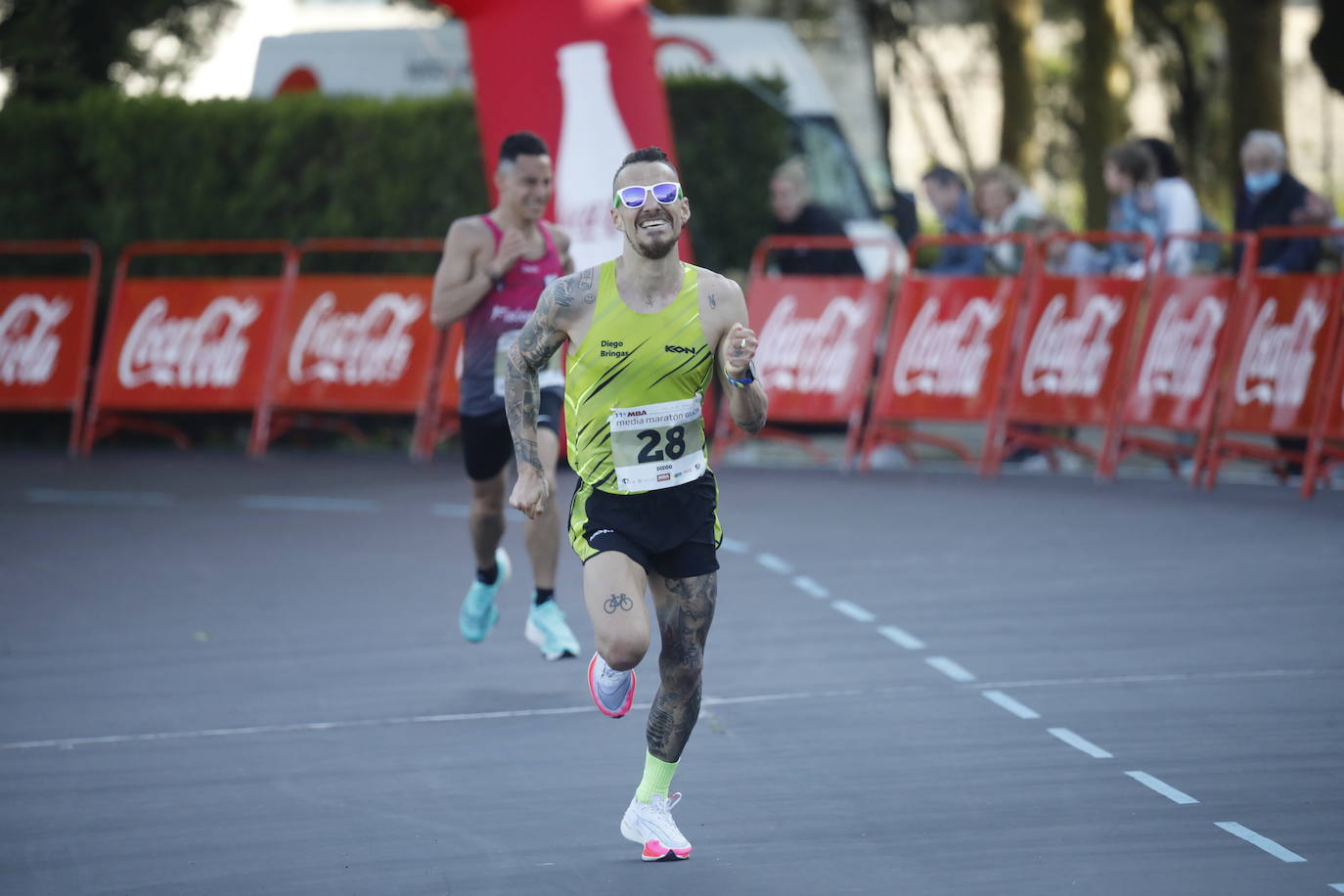 Sin sorpresas. Houssame Eddine y Cristina Silva cumplen con su papel de favoritos en la MBA Media Maratón de Gijón 'Villa de Jovellanos'. Se cumplía una hora, seis minutos y 25 segundos cuando el joven extremeño paralizaba el crono. Habría que esperar diez segundos para que el asturiano Alejandro Onís entrase en segunda posición. Corriendo prácticamente en soledad durante toda la prueba, Silva fue la primera en cruzar la meta al cumplir la hora, 19 minutos y 26 segundos de carrera. Dolores Marco entraba casi un minuto después. Noelia Menéndez completa el podio tras un final agónico en el que Itziar Méndez se queda a las puertas.