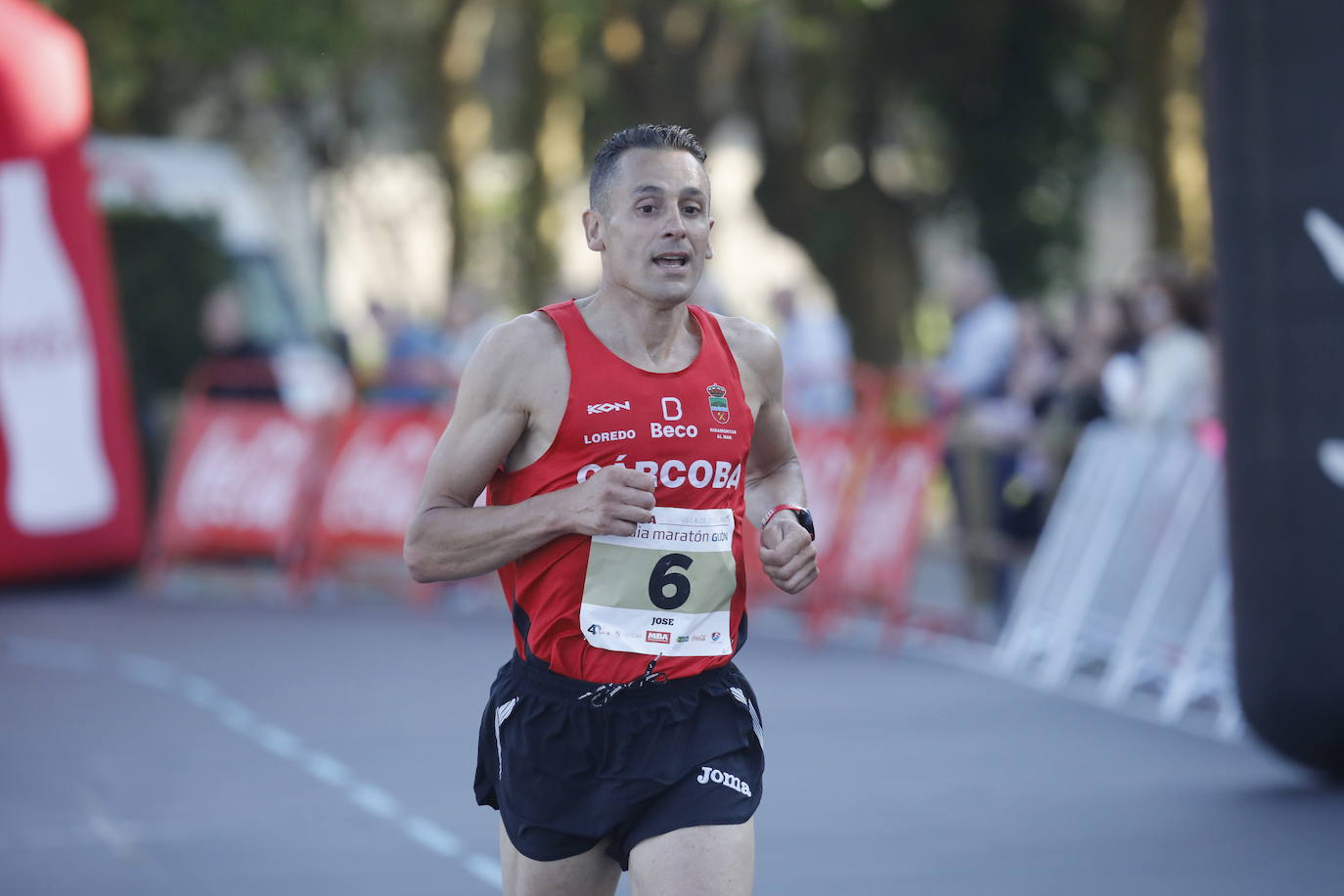 Sin sorpresas. Houssame Eddine y Cristina Silva cumplen con su papel de favoritos en la MBA Media Maratón de Gijón 'Villa de Jovellanos'. Se cumplía una hora, seis minutos y 25 segundos cuando el joven extremeño paralizaba el crono. Habría que esperar diez segundos para que el asturiano Alejandro Onís entrase en segunda posición. Corriendo prácticamente en soledad durante toda la prueba, Silva fue la primera en cruzar la meta al cumplir la hora, 19 minutos y 26 segundos de carrera. Dolores Marco entraba casi un minuto después. Noelia Menéndez completa el podio tras un final agónico en el que Itziar Méndez se queda a las puertas.