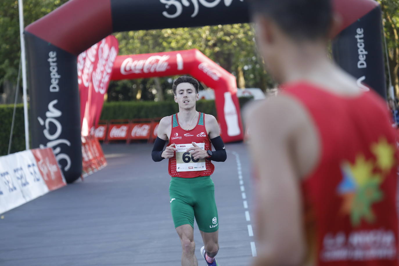 Sin sorpresas. Houssame Eddine y Cristina Silva cumplen con su papel de favoritos en la MBA Media Maratón de Gijón 'Villa de Jovellanos'. Se cumplía una hora, seis minutos y 25 segundos cuando el joven extremeño paralizaba el crono. Habría que esperar diez segundos para que el asturiano Alejandro Onís entrase en segunda posición. Corriendo prácticamente en soledad durante toda la prueba, Silva fue la primera en cruzar la meta al cumplir la hora, 19 minutos y 26 segundos de carrera. Dolores Marco entraba casi un minuto después. Noelia Menéndez completa el podio tras un final agónico en el que Itziar Méndez se queda a las puertas.