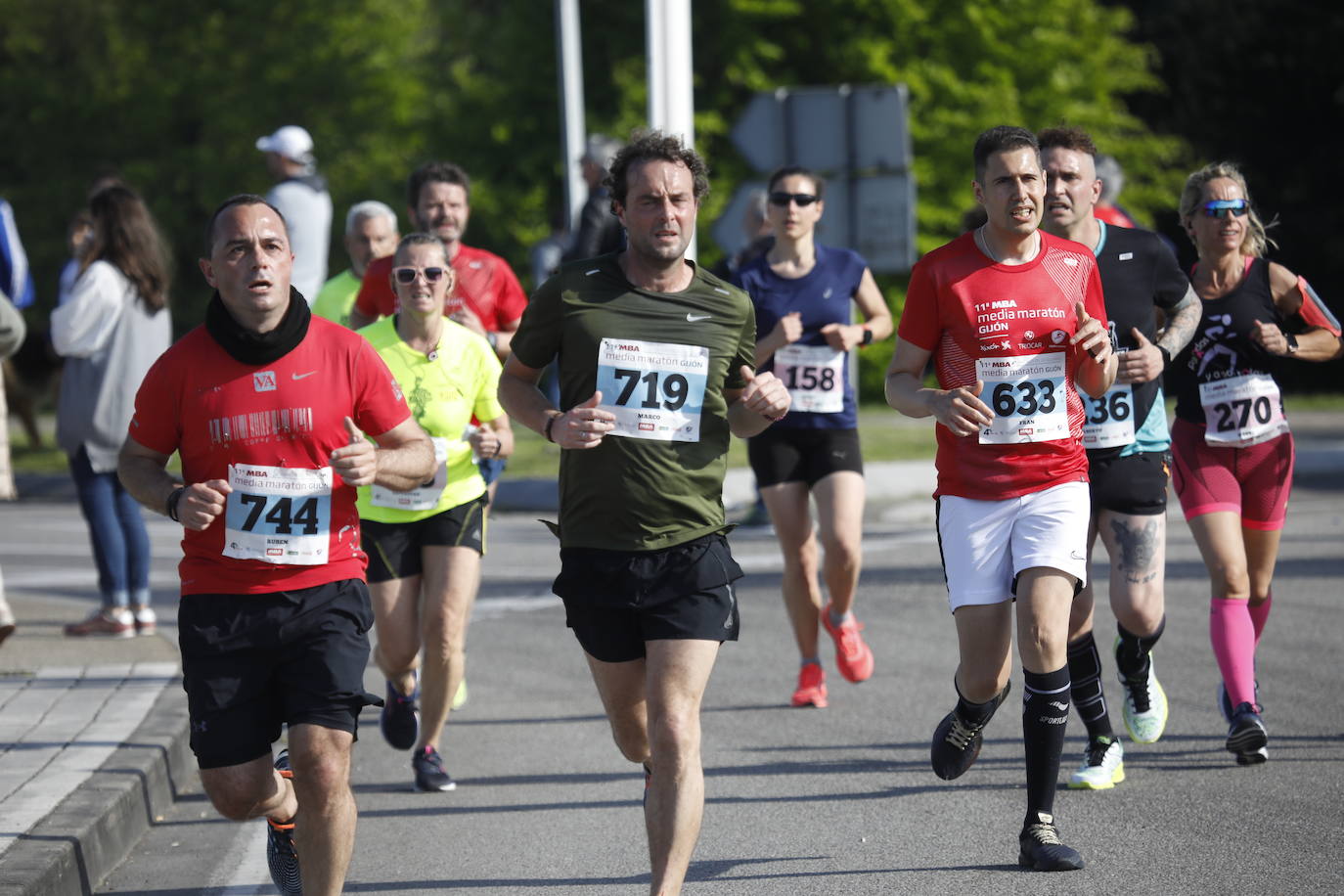 Sin sorpresas. Houssame Eddine y Cristina Silva cumplen con su papel de favoritos en la MBA Media Maratón de Gijón 'Villa de Jovellanos'. Se cumplía una hora, seis minutos y 25 segundos cuando el joven extremeño paralizaba el crono. Habría que esperar diez segundos para que el asturiano Alejandro Onís entrase en segunda posición. Corriendo prácticamente en soledad durante toda la prueba, Silva fue la primera en cruzar la meta al cumplir la hora, 19 minutos y 26 segundos de carrera. Dolores Marco entraba casi un minuto después. Noelia Menéndez completa el podio tras un final agónico en el que Itziar Méndez se queda a las puertas.