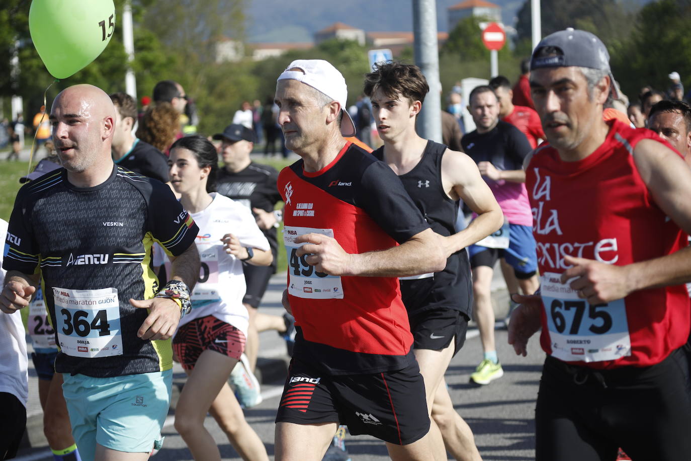 Sin sorpresas. Houssame Eddine y Cristina Silva cumplen con su papel de favoritos en la MBA Media Maratón de Gijón 'Villa de Jovellanos'. Se cumplía una hora, seis minutos y 25 segundos cuando el joven extremeño paralizaba el crono. Habría que esperar diez segundos para que el asturiano Alejandro Onís entrase en segunda posición. Corriendo prácticamente en soledad durante toda la prueba, Silva fue la primera en cruzar la meta al cumplir la hora, 19 minutos y 26 segundos de carrera. Dolores Marco entraba casi un minuto después. Noelia Menéndez completa el podio tras un final agónico en el que Itziar Méndez se queda a las puertas.