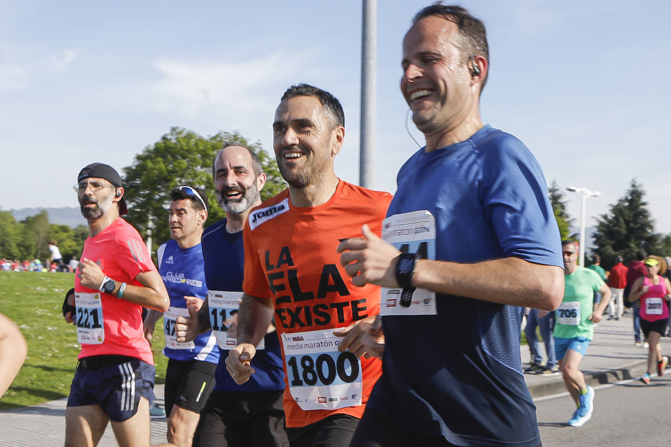 Sin sorpresas. Houssame Eddine y Cristina Silva cumplen con su papel de favoritos en la MBA Media Maratón de Gijón 'Villa de Jovellanos'. Se cumplía una hora, seis minutos y 25 segundos cuando el joven extremeño paralizaba el crono. Habría que esperar diez segundos para que el asturiano Alejandro Onís entrase en segunda posición. Corriendo prácticamente en soledad durante toda la prueba, Silva fue la primera en cruzar la meta al cumplir la hora, 19 minutos y 26 segundos de carrera. Dolores Marco entraba casi un minuto después. Noelia Menéndez completa el podio tras un final agónico en el que Itziar Méndez se queda a las puertas.