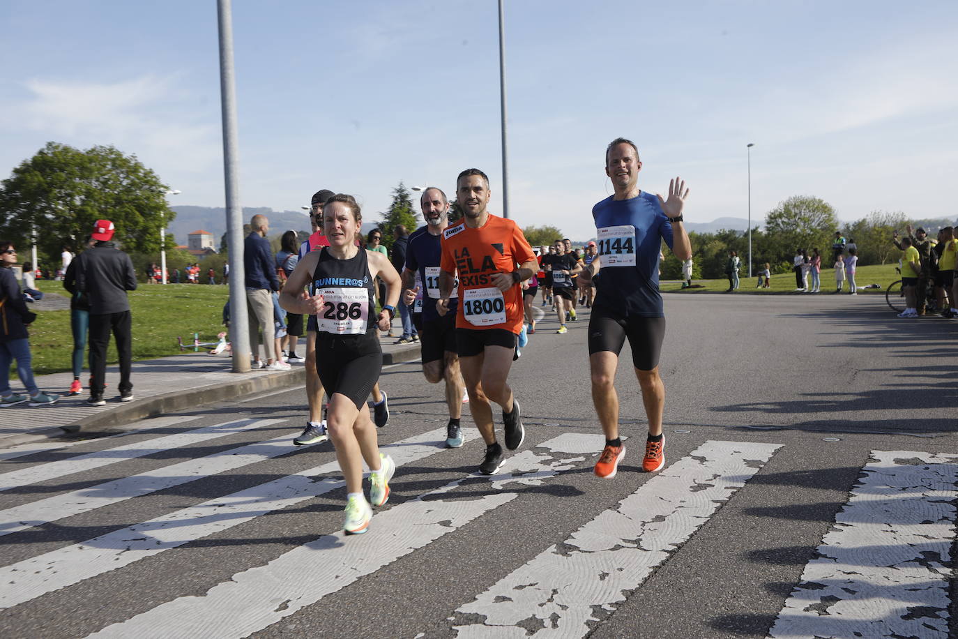 Sin sorpresas. Houssame Eddine y Cristina Silva cumplen con su papel de favoritos en la MBA Media Maratón de Gijón 'Villa de Jovellanos'. Se cumplía una hora, seis minutos y 25 segundos cuando el joven extremeño paralizaba el crono. Habría que esperar diez segundos para que el asturiano Alejandro Onís entrase en segunda posición. Corriendo prácticamente en soledad durante toda la prueba, Silva fue la primera en cruzar la meta al cumplir la hora, 19 minutos y 26 segundos de carrera. Dolores Marco entraba casi un minuto después. Noelia Menéndez completa el podio tras un final agónico en el que Itziar Méndez se queda a las puertas.