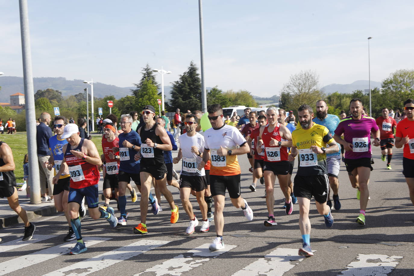 Sin sorpresas. Houssame Eddine y Cristina Silva cumplen con su papel de favoritos en la MBA Media Maratón de Gijón 'Villa de Jovellanos'. Se cumplía una hora, seis minutos y 25 segundos cuando el joven extremeño paralizaba el crono. Habría que esperar diez segundos para que el asturiano Alejandro Onís entrase en segunda posición. Corriendo prácticamente en soledad durante toda la prueba, Silva fue la primera en cruzar la meta al cumplir la hora, 19 minutos y 26 segundos de carrera. Dolores Marco entraba casi un minuto después. Noelia Menéndez completa el podio tras un final agónico en el que Itziar Méndez se queda a las puertas.