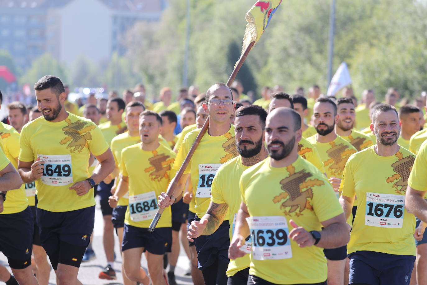 Sin sorpresas. Houssame Eddine y Cristina Silva cumplen con su papel de favoritos en la MBA Media Maratón de Gijón 'Villa de Jovellanos'. Se cumplía una hora, seis minutos y 25 segundos cuando el joven extremeño paralizaba el crono. Habría que esperar diez segundos para que el asturiano Alejandro Onís entrase en segunda posición. Corriendo prácticamente en soledad durante toda la prueba, Silva fue la primera en cruzar la meta al cumplir la hora, 19 minutos y 26 segundos de carrera. Dolores Marco entraba casi un minuto después. Noelia Menéndez completa el podio tras un final agónico en el que Itziar Méndez se queda a las puertas.