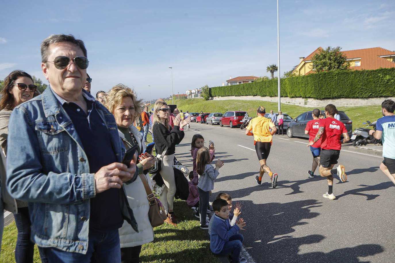 Sin sorpresas. Houssame Eddine y Cristina Silva cumplen con su papel de favoritos en la MBA Media Maratón de Gijón 'Villa de Jovellanos'. Se cumplía una hora, seis minutos y 25 segundos cuando el joven extremeño paralizaba el crono. Habría que esperar diez segundos para que el asturiano Alejandro Onís entrase en segunda posición. Corriendo prácticamente en soledad durante toda la prueba, Silva fue la primera en cruzar la meta al cumplir la hora, 19 minutos y 26 segundos de carrera. Dolores Marco entraba casi un minuto después. Noelia Menéndez completa el podio tras un final agónico en el que Itziar Méndez se queda a las puertas.