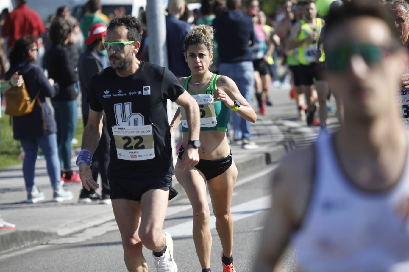 Sin sorpresas. Houssame Eddine y Cristina Silva cumplen con su papel de favoritos en la MBA Media Maratón de Gijón 'Villa de Jovellanos'. Se cumplía una hora, seis minutos y 25 segundos cuando el joven extremeño paralizaba el crono. Habría que esperar diez segundos para que el asturiano Alejandro Onís entrase en segunda posición. Corriendo prácticamente en soledad durante toda la prueba, Silva fue la primera en cruzar la meta al cumplir la hora, 19 minutos y 26 segundos de carrera. Dolores Marco entraba casi un minuto después. Noelia Menéndez completa el podio tras un final agónico en el que Itziar Méndez se queda a las puertas.