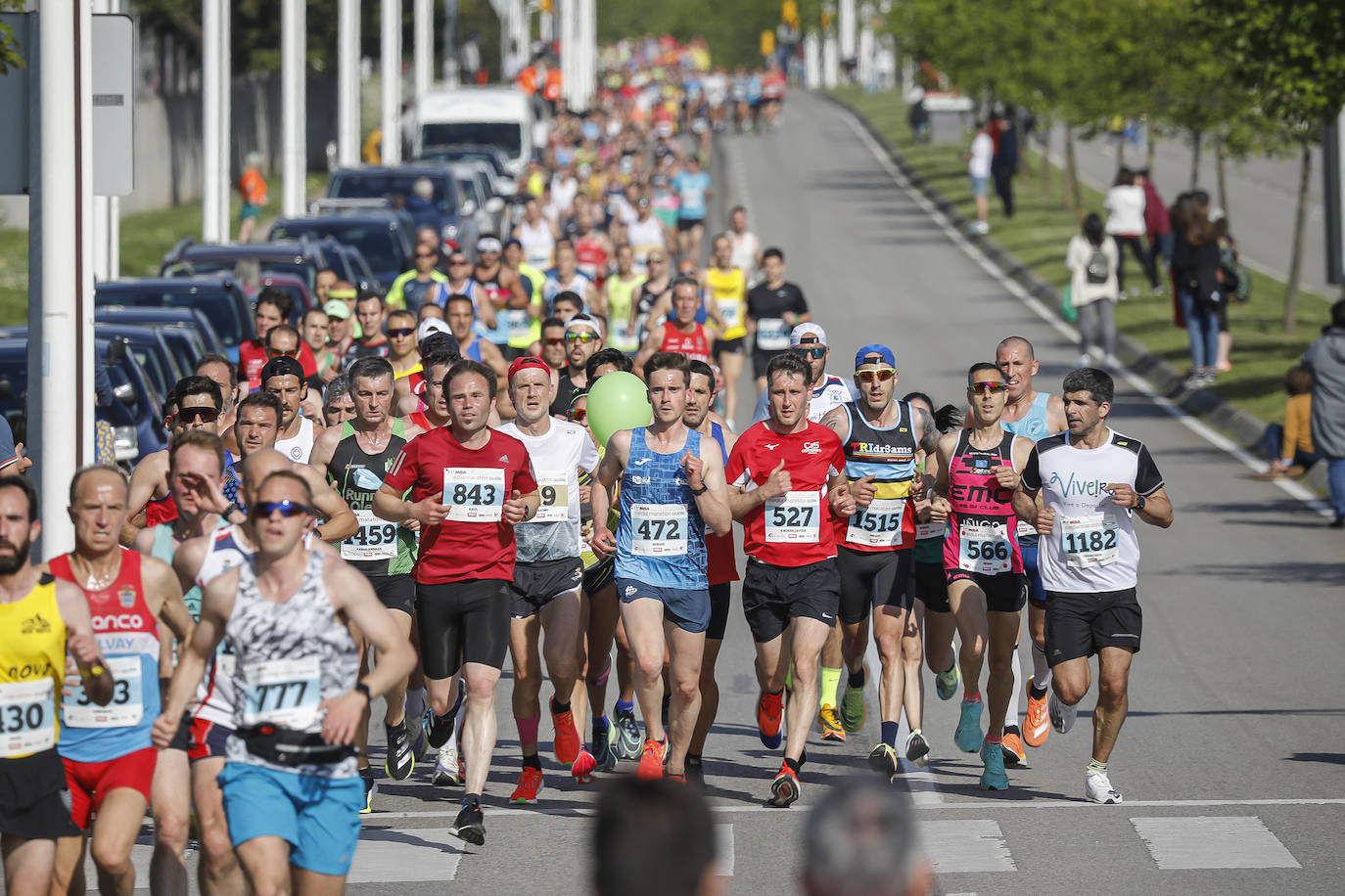 Sin sorpresas. Houssame Eddine y Cristina Silva cumplen con su papel de favoritos en la MBA Media Maratón de Gijón 'Villa de Jovellanos'. Se cumplía una hora, seis minutos y 25 segundos cuando el joven extremeño paralizaba el crono. Habría que esperar diez segundos para que el asturiano Alejandro Onís entrase en segunda posición. Corriendo prácticamente en soledad durante toda la prueba, Silva fue la primera en cruzar la meta al cumplir la hora, 19 minutos y 26 segundos de carrera. Dolores Marco entraba casi un minuto después. Noelia Menéndez completa el podio tras un final agónico en el que Itziar Méndez se queda a las puertas.