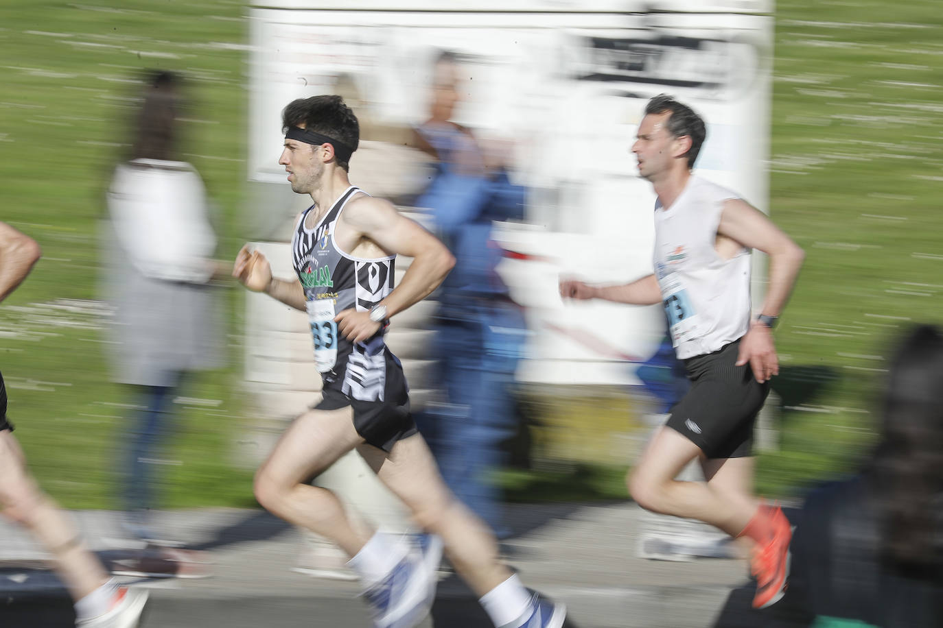 Sin sorpresas. Houssame Eddine y Cristina Silva cumplen con su papel de favoritos en la MBA Media Maratón de Gijón 'Villa de Jovellanos'. Se cumplía una hora, seis minutos y 25 segundos cuando el joven extremeño paralizaba el crono. Habría que esperar diez segundos para que el asturiano Alejandro Onís entrase en segunda posición. Corriendo prácticamente en soledad durante toda la prueba, Silva fue la primera en cruzar la meta al cumplir la hora, 19 minutos y 26 segundos de carrera. Dolores Marco entraba casi un minuto después. Noelia Menéndez completa el podio tras un final agónico en el que Itziar Méndez se queda a las puertas.