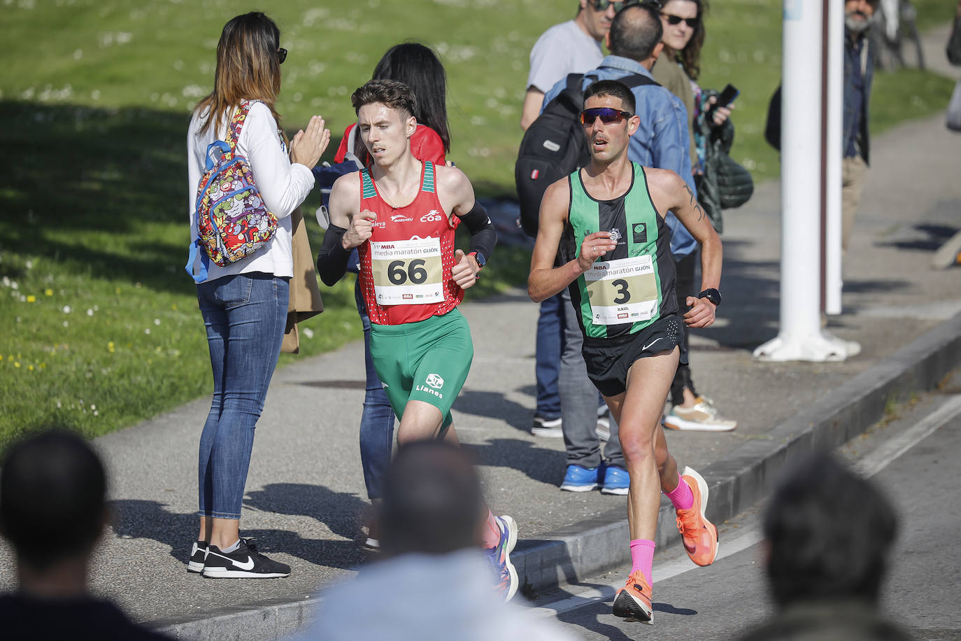 Sin sorpresas. Houssame Eddine y Cristina Silva cumplen con su papel de favoritos en la MBA Media Maratón de Gijón 'Villa de Jovellanos'. Se cumplía una hora, seis minutos y 25 segundos cuando el joven extremeño paralizaba el crono. Habría que esperar diez segundos para que el asturiano Alejandro Onís entrase en segunda posición. Corriendo prácticamente en soledad durante toda la prueba, Silva fue la primera en cruzar la meta al cumplir la hora, 19 minutos y 26 segundos de carrera. Dolores Marco entraba casi un minuto después. Noelia Menéndez completa el podio tras un final agónico en el que Itziar Méndez se queda a las puertas.