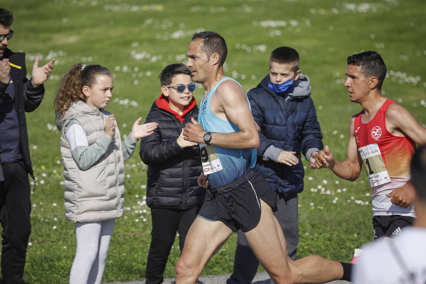 Sin sorpresas. Houssame Eddine y Cristina Silva cumplen con su papel de favoritos en la MBA Media Maratón de Gijón 'Villa de Jovellanos'. Se cumplía una hora, seis minutos y 25 segundos cuando el joven extremeño paralizaba el crono. Habría que esperar diez segundos para que el asturiano Alejandro Onís entrase en segunda posición. Corriendo prácticamente en soledad durante toda la prueba, Silva fue la primera en cruzar la meta al cumplir la hora, 19 minutos y 26 segundos de carrera. Dolores Marco entraba casi un minuto después. Noelia Menéndez completa el podio tras un final agónico en el que Itziar Méndez se queda a las puertas.