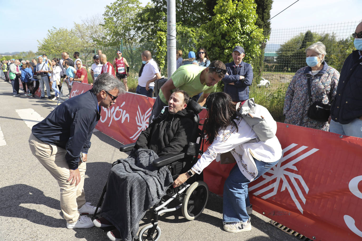 Sin sorpresas. Houssame Eddine y Cristina Silva cumplen con su papel de favoritos en la MBA Media Maratón de Gijón 'Villa de Jovellanos'. Se cumplía una hora, seis minutos y 25 segundos cuando el joven extremeño paralizaba el crono. Habría que esperar diez segundos para que el asturiano Alejandro Onís entrase en segunda posición. Corriendo prácticamente en soledad durante toda la prueba, Silva fue la primera en cruzar la meta al cumplir la hora, 19 minutos y 26 segundos de carrera. Dolores Marco entraba casi un minuto después. Noelia Menéndez completa el podio tras un final agónico en el que Itziar Méndez se queda a las puertas.