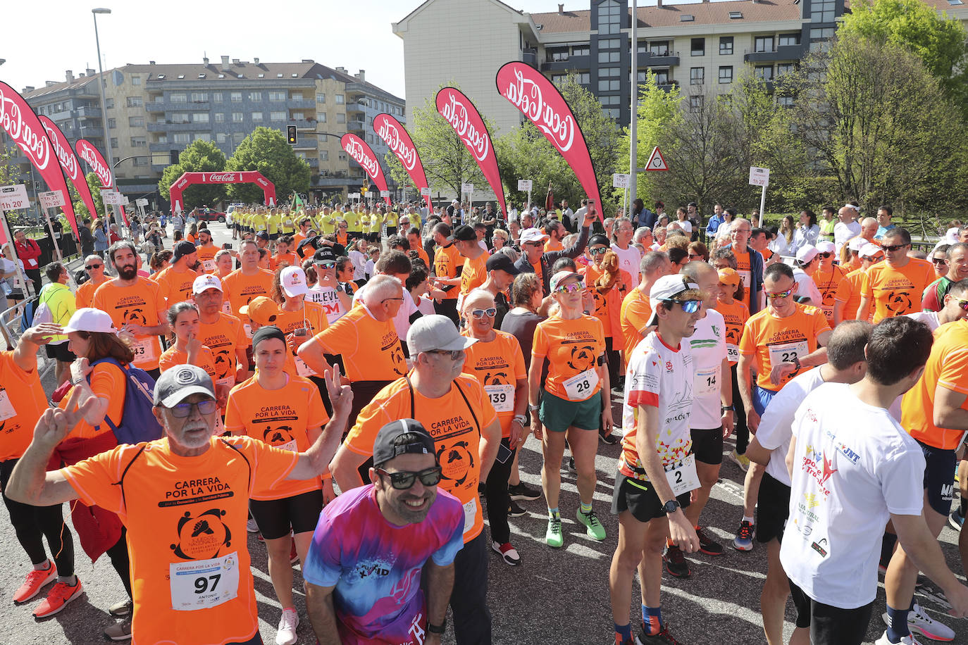 Sin sorpresas. Houssame Eddine y Cristina Silva cumplen con su papel de favoritos en la MBA Media Maratón de Gijón 'Villa de Jovellanos'. Se cumplía una hora, seis minutos y 25 segundos cuando el joven extremeño paralizaba el crono. Habría que esperar diez segundos para que el asturiano Alejandro Onís entrase en segunda posición. Corriendo prácticamente en soledad durante toda la prueba, Silva fue la primera en cruzar la meta al cumplir la hora, 19 minutos y 26 segundos de carrera. Dolores Marco entraba casi un minuto después. Noelia Menéndez completa el podio tras un final agónico en el que Itziar Méndez se queda a las puertas.