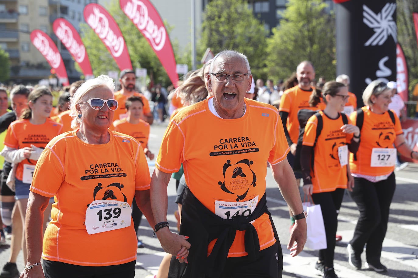 Sin sorpresas. Houssame Eddine y Cristina Silva cumplen con su papel de favoritos en la MBA Media Maratón de Gijón 'Villa de Jovellanos'. Se cumplía una hora, seis minutos y 25 segundos cuando el joven extremeño paralizaba el crono. Habría que esperar diez segundos para que el asturiano Alejandro Onís entrase en segunda posición. Corriendo prácticamente en soledad durante toda la prueba, Silva fue la primera en cruzar la meta al cumplir la hora, 19 minutos y 26 segundos de carrera. Dolores Marco entraba casi un minuto después. Noelia Menéndez completa el podio tras un final agónico en el que Itziar Méndez se queda a las puertas.