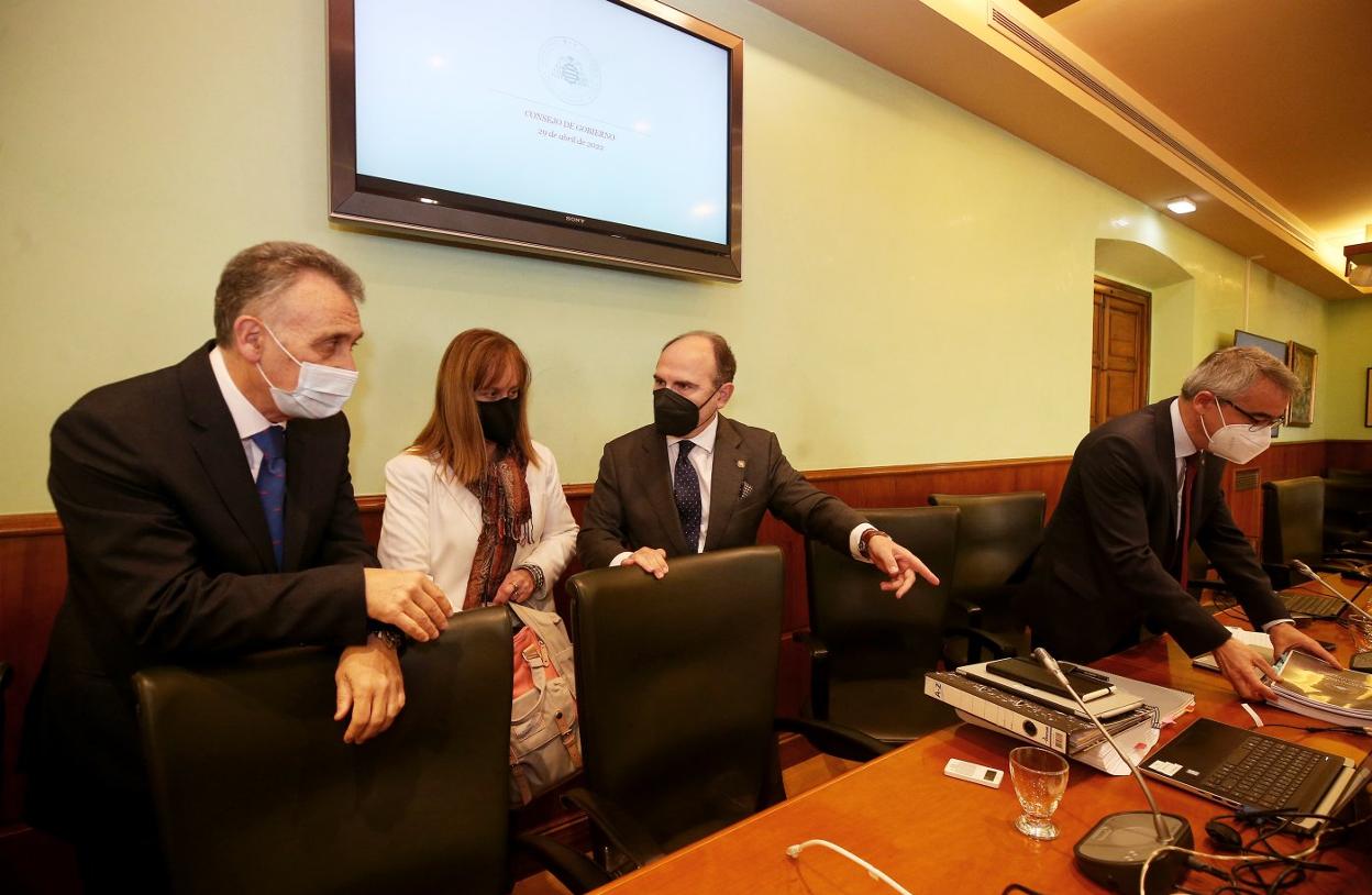 Por la izquierda, el gerente de la Universidad de Oviedo, José Antonio Díaz Lago; la vicerrectora de Sostenibilidad, Sandra Velarde; el rector, Ignacio Villaverde, y el vicerrector de Gestión Académica, José Miguel Arias, antes del Consejo de Gobierno extraordinario. 