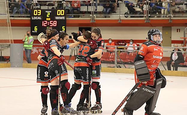 Las jugadoras del Telecable Gijón celebran su tercer tanto ante el Cerdanyola 