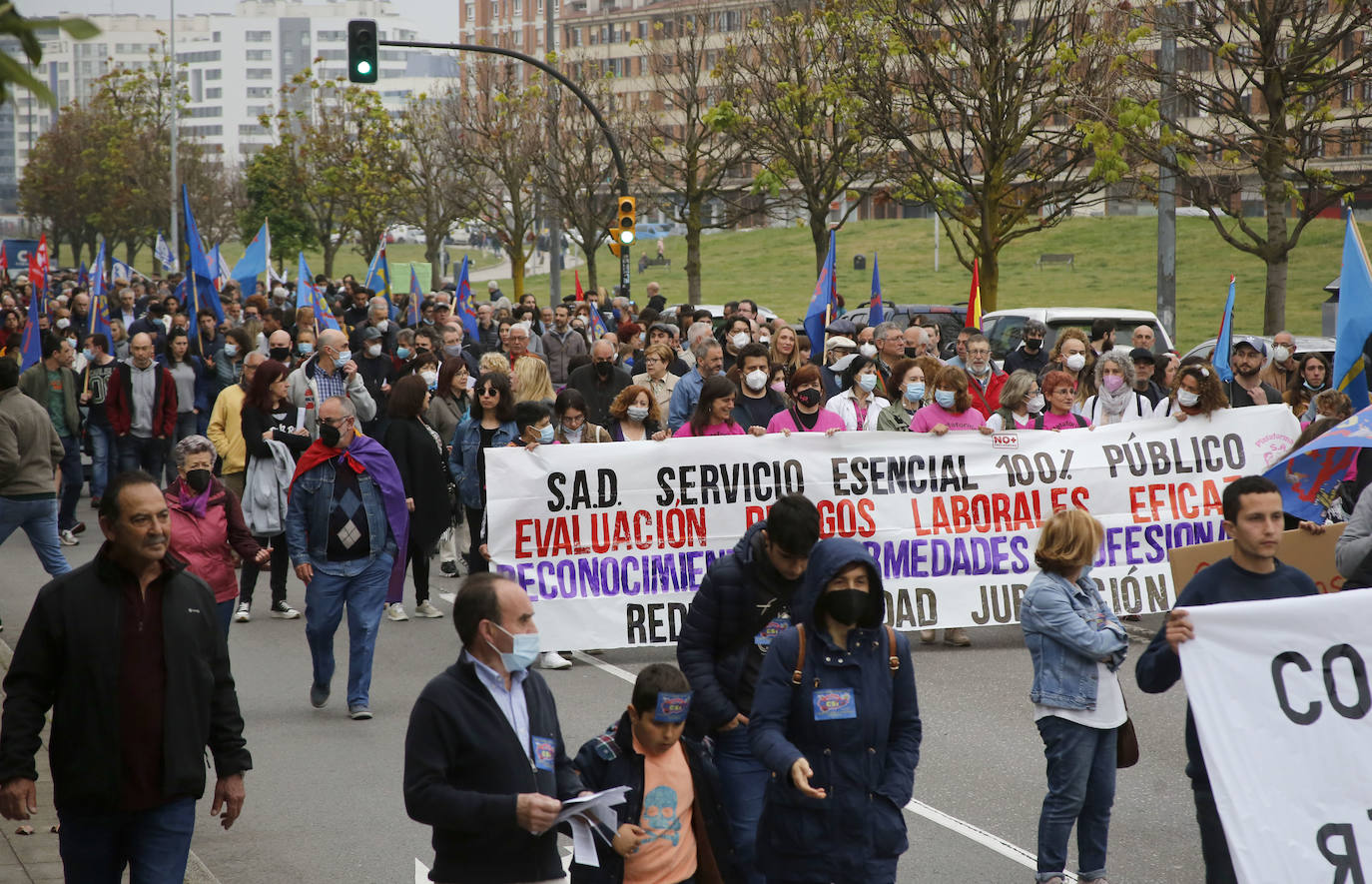 Centenares de personas se han manifestado en Gijón en este Primero de Mayo convocados por los sindicatos minoritarios del Principado 