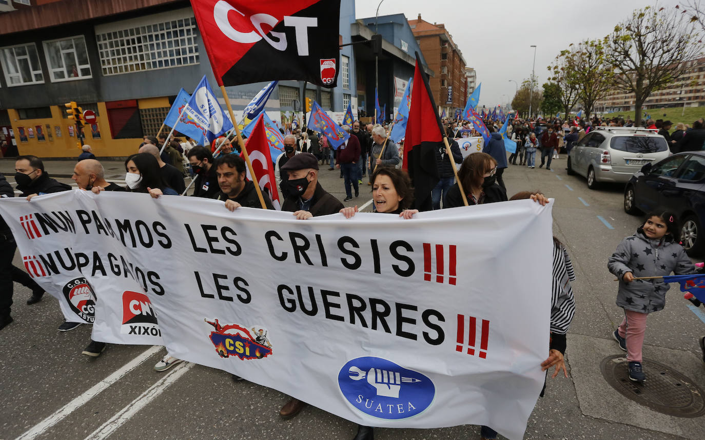 Centenares de personas se han manifestado en Gijón en este Primero de Mayo convocados por los sindicatos minoritarios del Principado 